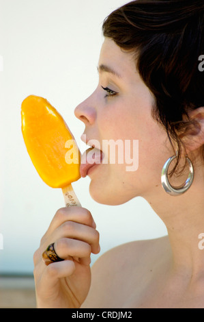 Mädchen, essen Eis am Stiel, Deutschland Stockfoto