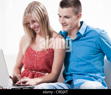 Junges Paar auf einem Laptop arbeiten Stockfoto
