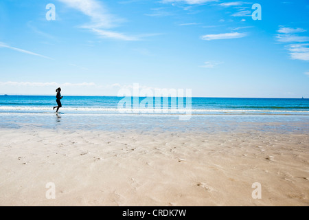 Frau, jogging am Strand, Camaret-Sur-Mer, Finistere, Bretagne, Frankreich, Europa Stockfoto