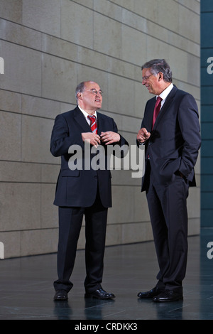 Gregor Gysi, Vorsitzender der Partei Der Linken im Bundestag, verließ, und Wolfgang Bosbach, CDU, Vorsitzender des Innenraums Stockfoto