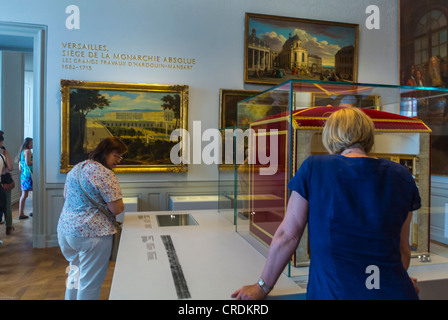 Paris, Frankreich, zwei Personen, Touristen, die Kunstgalerien und Gemälde besuchen, Frauen, die in das Chateau de Versailles blicken, französisches Schloss, Ausstellung einer Sammlung Stockfoto