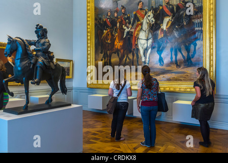 Schloss Versailles Frankreich, Kleingruppen, Frauen, von hinten, Touristen, die Kunstgalerien im Schloss von Versailles besuchen, französisches Schloss, Schloss Versailles Frankreich, Gemäldesammlung ausgestellt Statue Louis IV Stockfoto