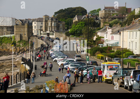 Menschen zu Fuß entlang der Uferpromenade Pomenade, Ice Cream van, Clevedon, Somerset, England, UK Stockfoto