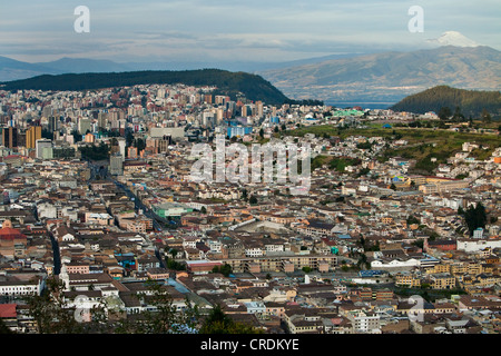 Blick vom El Panecillo in Quito mit der Altstadt im Vordergrund, Quito, Ecuador, Südamerika Stockfoto