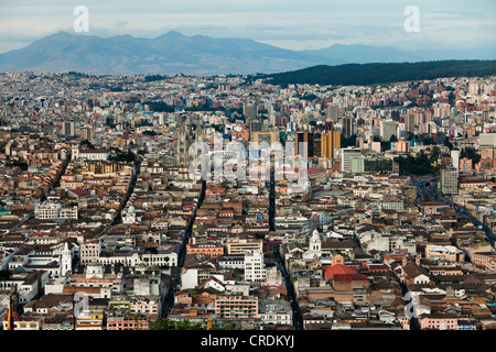 Blick vom El Panecillo in Quito mit der Altstadt im Vordergrund, Quito, Ecuador, Südamerika Stockfoto