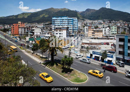 Straße mit Taxis in der Innenstadt von Quito, Ecuador, Südamerika Stockfoto
