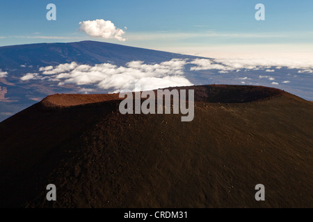 Blick vom Gipfel des Vulkans Mauna Kea, 4205m, über einen nahe gelegenen Krater in Richtung Mauna Loa am Horizont, Mauna Kea, Hawaii Stockfoto