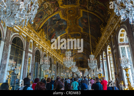 Schloss Versailles Frankreich, große Menschenmengen, Touristen, Besuch von gemalten Decken, im Schloss von Versailles, französisches Schloss, Spiegelsaal. Schloss von Versailles Frankreich, Ballsaal, Gemälde, WDE-Winkelblick, galerie des Glaces Versailles Stockfoto