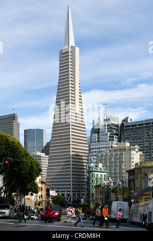 Columbus Avenue mit der Transamerica Pyramid und Columbus Tower, das kleine grüne Gebäude auf der rechten Seite, auch bekannt als die Stockfoto