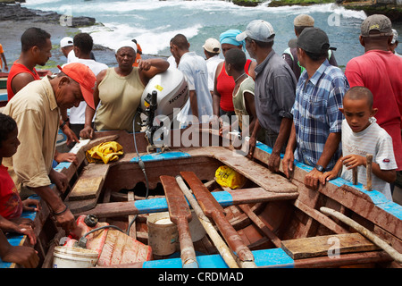 Fischer nach dem Angeln am Hafen, Cap Verde Inseln, Cabo Verde, Santo Antao, Ponta Do Sol Stockfoto