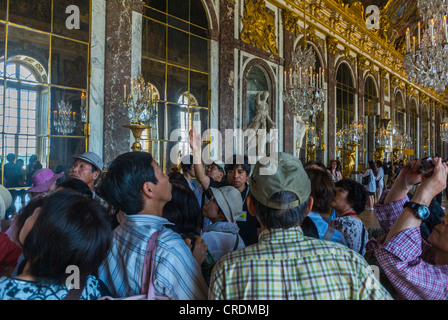 Paris, Frankreich, große Menschenmengen, asiatische Touristen, die das Schloss von Versailles besuchen, französisches Schloss, Spiegelsaal. galerie des Glaces Versailles Stockfoto