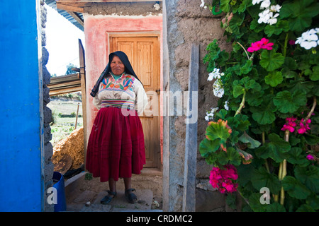 Frau trägt die traditionelle Kleidung der Menschen, Amantani, Peru, Südamerika Amantani-Quechua Stockfoto