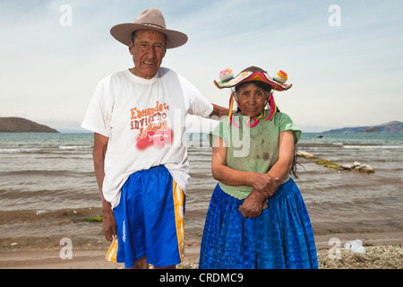 Ältere Quechua paar am Strand, Playa Chifron an der nördlichen Ufer des Lake Titicaca, Capachica, Peru, Südamerika Stockfoto