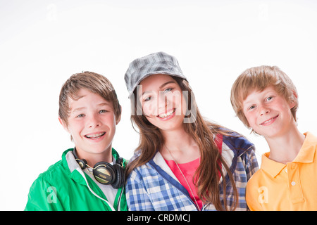 Drei Freunde, ein Mädchen und zwei jungen, Lächeln, Porträt Stockfoto