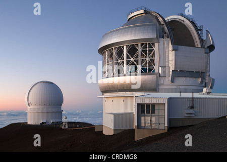 Mauna-Kea-Observatorium auf dem Gipfel des Mauna Kea Vulkan, 4205 m Gemini-Observatorium, rechts, Canada-France-Hawaii Telescope Stockfoto