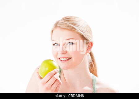 Junge Frau mit einem grünen Apfel Stockfoto
