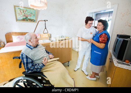 Ambulante Pflege vorausgesetzt, durch das Deutsche Rote Kreuz, Krankenschwester Anke Lehmann ein älteres Ehepaar jeden Morgen besucht, um die Frau zu helfen Stockfoto