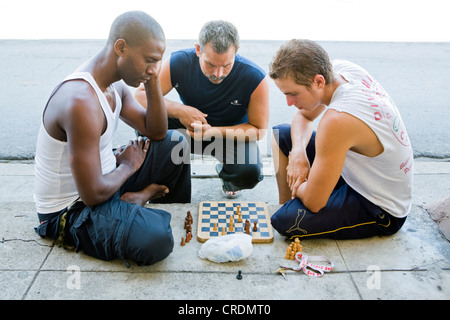 Männer spielen Schach auf der Straße, Cienfuegos, Kuba Stockfoto