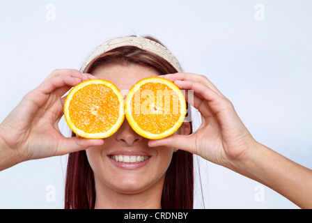 Frau mit orangefarbenen Augen Stockfoto