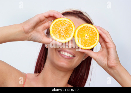 Frau mit orangefarbenen Augen Stockfoto