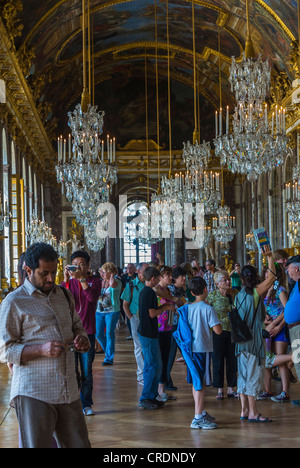 Paris, Frankreich, große Menschenmengen, Familien, Touristen, die das Schloss von Versailles besuchen, das französische Schloss, den Spiegelsaal. Stockfoto