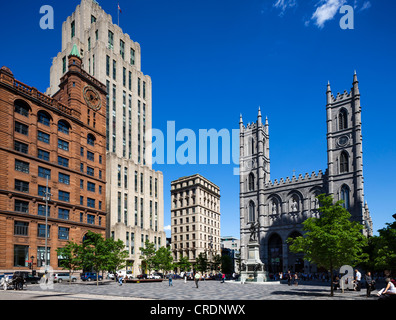 Die Innenstadt von Bürogebäuden und die Basilika Notre-Dame in der Place d ' Armes, Vieux Montreal, Québec, Kanada Stockfoto