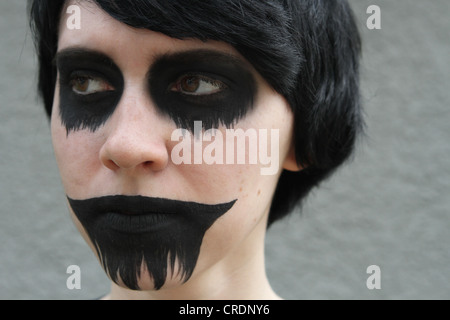 Eine Nahaufnahme des Gesichts ein Gothic-Mädchen mit beängstigend dunkle Stellen auf. Stockfoto