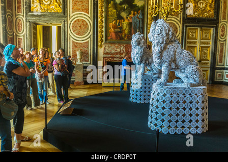 Frankreich, Touristen versailles Frauen besuchen Kunstgalerien im 'Chateau de Versailles', französische Schlosskunst Installation von 'Joana Vasconcelos', die Kunst, Skulptur und Frau und Installation, Museumsstatuen bewundern Stockfoto