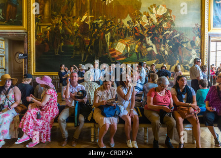 Versailles, Frankreich, große Menschenmengen, Touristen, die Kunstgalerien im Schloss von Versailles besuchen, französisches Schloss, historische französische Gemälde, Urlaub mit Familie mit Großeltern, Vorderseite Stockfoto