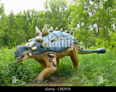 Euoplocephalus (Euoplocephalus), zu Fuß auf einer Lichtung Stockfoto