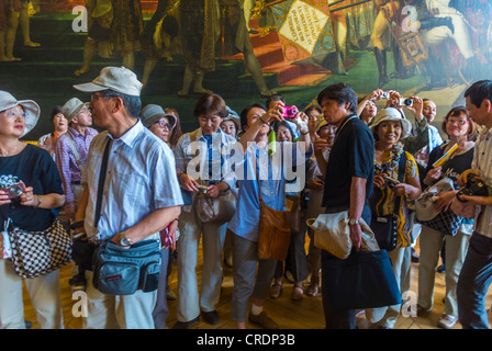 Versailles, Frankreich, große Menschenmenge, Front, asiatische Touristen besuchen Kunstgalerien, machen Fotos, schauen, bewundern Kunst im Schloss von Versailles, Französisch Schloss, Familie mit Großeltern Urlaub, Frauen Kunst Stockfoto