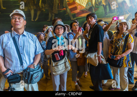 Paris, Frankreich, asiatische Touristen besuchen Kunstgalerien, machen Fotos, im Chateau de Versailles, französisches Schloss, verschiedene Menschen, schauen sich Kunst an, Tour Guide führende Gruppe, große Menge von älteren Frauen Kunst Stockfoto