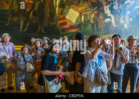 Paris, Frankreich, vielfältige Kunst, asiatische Touristen besuchen, Menschen suchen Museum, bewundern Kunstgalerien, fotografieren, im „Chateau de Versailles“, im Inneren des französischen Schlosses, FRAUEN IN DER MENGE, Spaß im Ruhestand, historische Feiertage, Familie mit Großeltern Urlaub Frauen Kunst Stockfoto