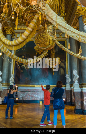 Paris, Frankreich, Kleine Gruppe, Touristen, Besucher, bewundern Sie die Kunst im „Chateau de Versailles“, das französische Schloss, die Installation moderner Kunst von „Joana Vasconcelos“ Stockfoto