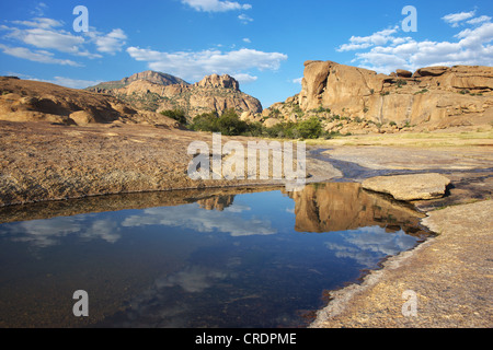 Granitfelsen Elefantenkopf mit Spiegelung im Wasser, Ameib Ranch, Namibia, Afrika Stockfoto