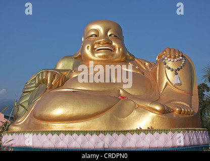 Dicke goldene Buddha-Statue, Wat Piyaram Tempel, Chiang Mai, Nord-Thailand, Thailand, Südostasien, Asien Stockfoto