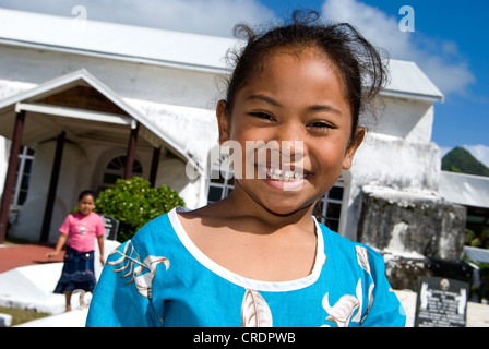 Mädchen am Matavera Cicc Kirche, Rarotonga, Cook-Inseln Stockfoto