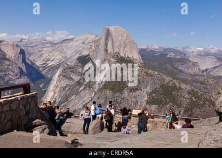 Besucher bewundern Half Dome im Yosemite Stockfoto