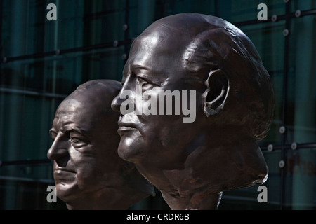 Denkmal für die Väter der Wiedervereinigung, ehemaliger Bundeskanzler Helmut Kohl, ehemaligen russischen Präsidenten Mikhail Gorbachev, Berlin Stockfoto