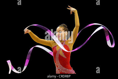 Frau macht rhythmische Gymnastik mit Band Stockfoto