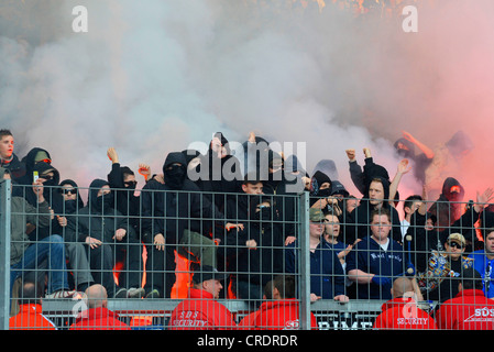 Fußball, Hooligans, die Einstellung auf Stand feuern Stockfoto