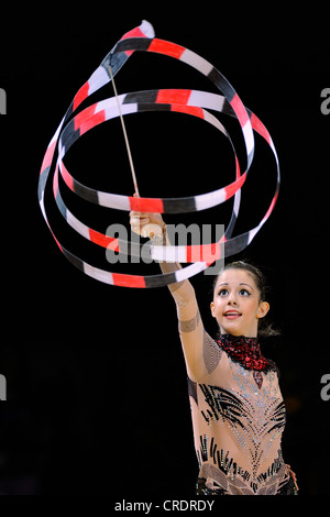 Frau macht rhythmische Gymnastik mit Band Stockfoto