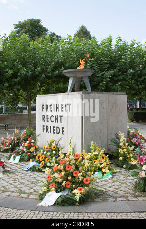 Gedenkstätte mit einer ewigen Flamme und die Worte Freiheit Recht Friede, Deutsch für Freiheit Recht Frieden, Denkmal für die deutsche Stockfoto