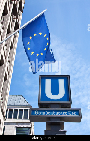 Brandenburger Tor U-Bahnstation, unterirdische Bahnhof Brandenburger Tor, vor europäischen Haus mit europäischer Flagge Stockfoto