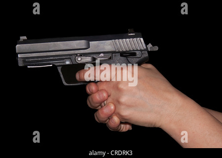 Gewehr, Pistole, die Hände von Frauen Stockfoto
