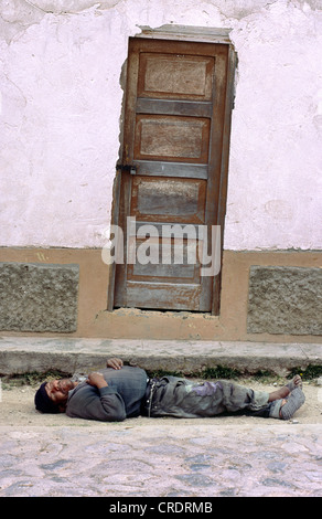 Betrunken auf der Straße in Ayacucho in Peru zu schlafen. Stockfoto