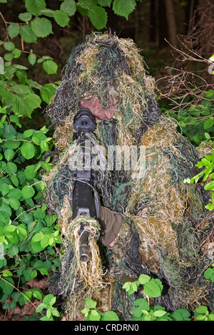 Bundeswehr Bundeswehr getarnt Soldat mit Sturmgewehr, Ghillie-Anzug, Scharfschütze Stockfoto