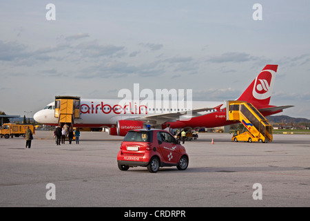 Smart Auto wie ein Feuerwehrauto, Flugzeug von Air Berlin am Salzburg Airport w.a. Mozart, Salzburg, Österreich, Europa Stockfoto