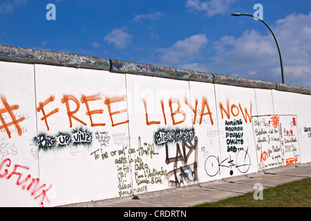 "Libyen jetzt kostenlos" Graffiti auf der Berliner Mauer, Berlin, Deutschland, Europa Stockfoto