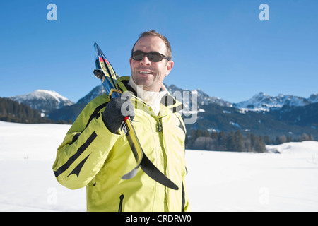 Mann mit Langlaufskiern in den Bergen Stockfoto